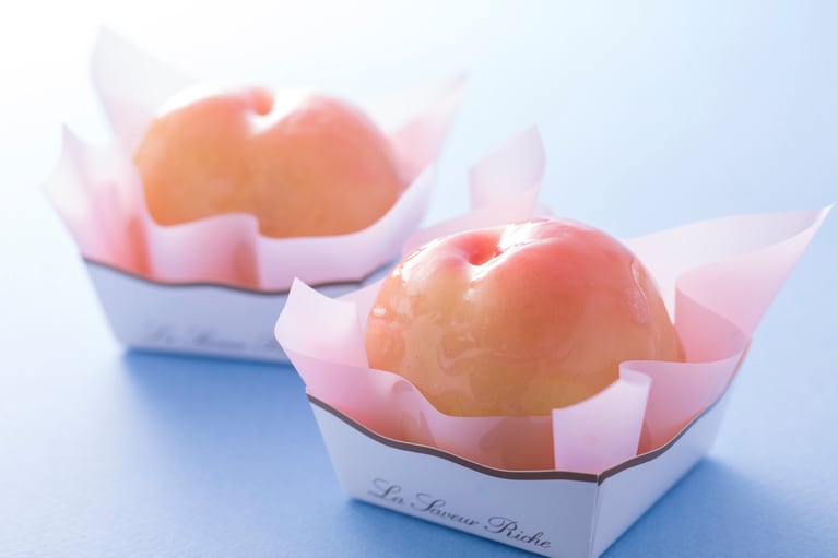 「まるごと桃」は『スイーツガーデン』の頃から大人気の商品。食べ頃を見極めた極上の桃を丸のまま、皮をむいて種を取り、生クリームとカスタードを詰めて。（価格未定）