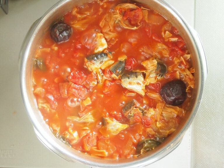 (6) 火を止め、圧力が抜けたら蓋を開けます。汁気が多いようなら、蓋を開けたまま水分を蒸発させ、塩で味を整えます。