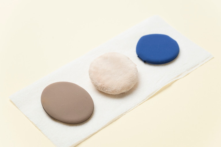 半日経ったらパフの表裏をひっくり返して、さらに半日乾かす。