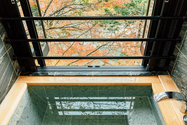 部屋の風呂からも眼前に渓谷を望める。