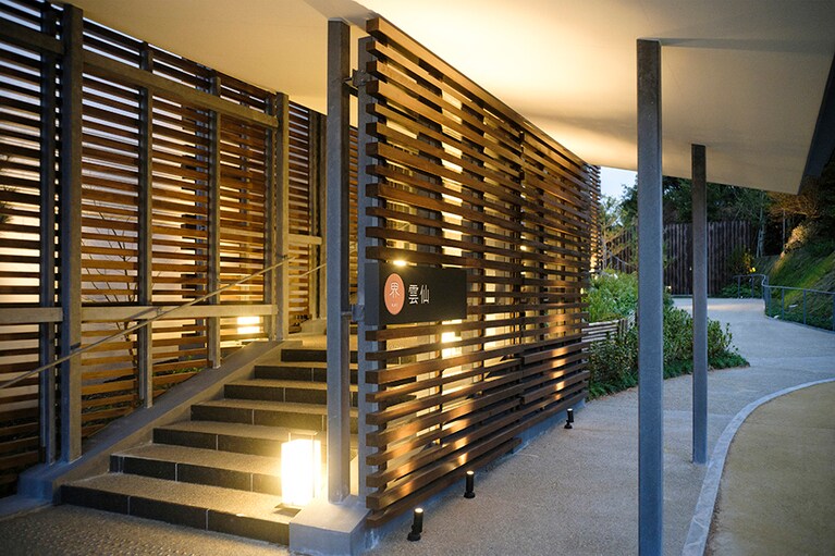 木材を多用したエントランスが木々生い茂る雲仙の景観に馴染む。