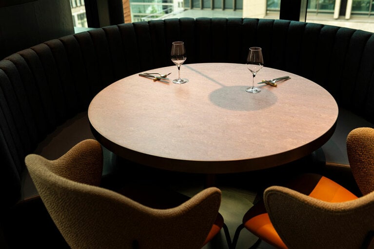 テーブル席やテラス席、ボックスシート、個室などがあり、用途に合わせて使い分けられる。