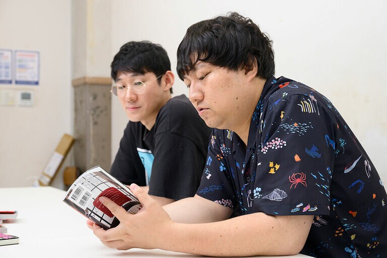 インタビューに答えてくれた、ロングコートダディのおふたり。