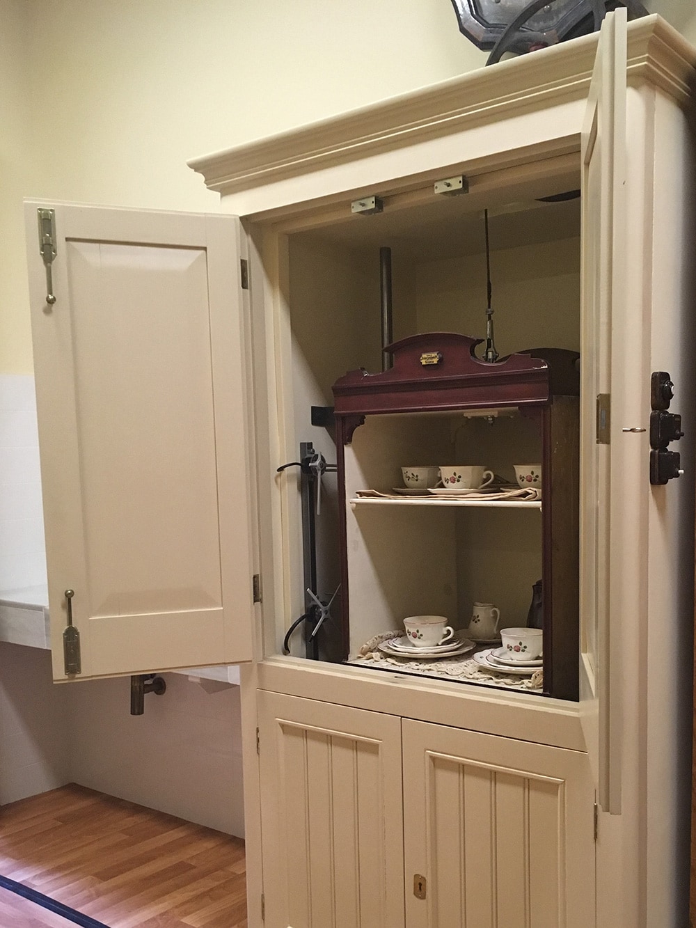 1階のキッチンから2階まで食事や飲み物を運ぶために作られた小型エレベータ。こちらも電動で、当時の最先端技術が使われていた。