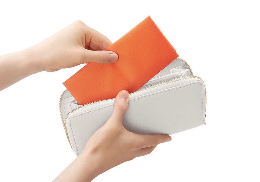 財布や胸ポケットにも入れられる超コンパクトな薄型。