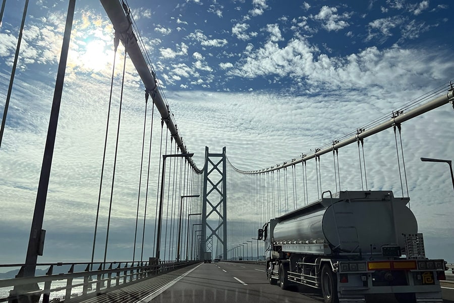 世界で2番目の長さを誇る吊り橋、明石海峡大橋を渡って淡路島へ。