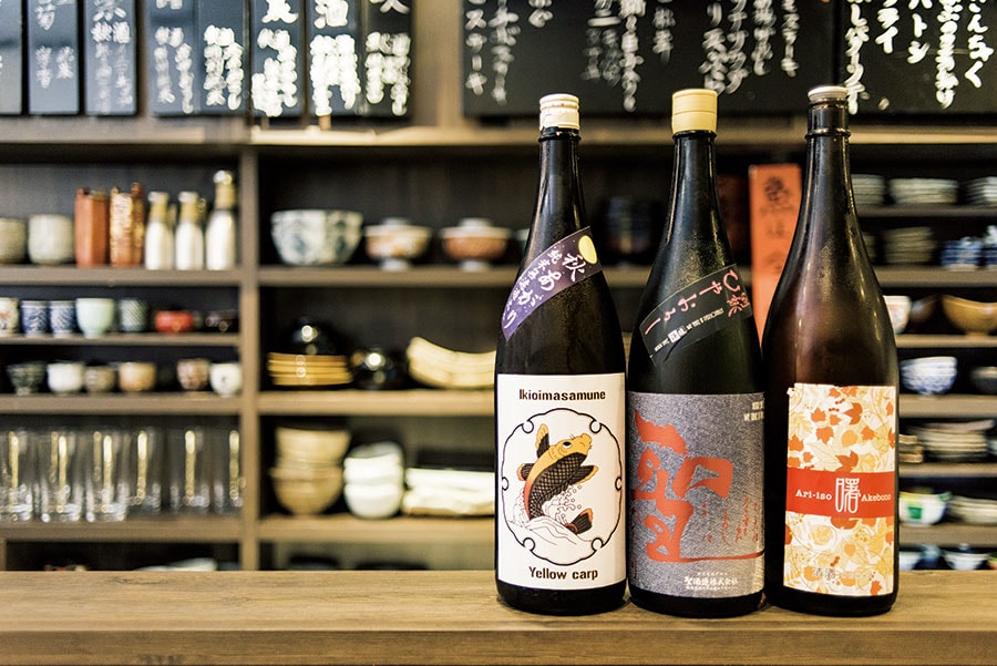 日本酒はその時のおすすめを10銘柄以上用意。冷酒は6勺 500円均一。