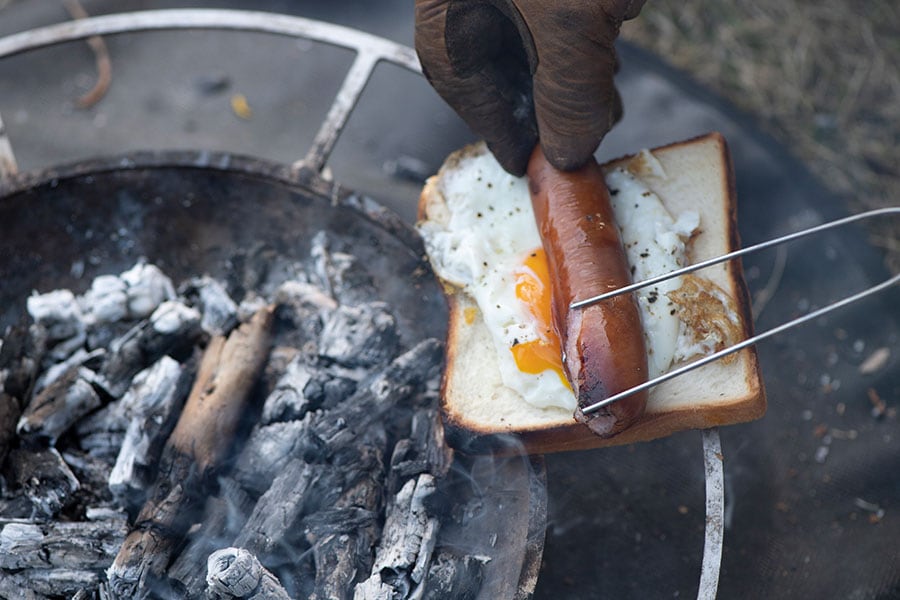 ソーセージを串から外し、目玉焼きの上にのせる。