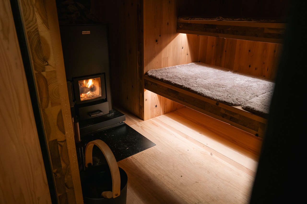 薪ストーブの様子を確認しながら、自分で薪を追加してサウナを温める。