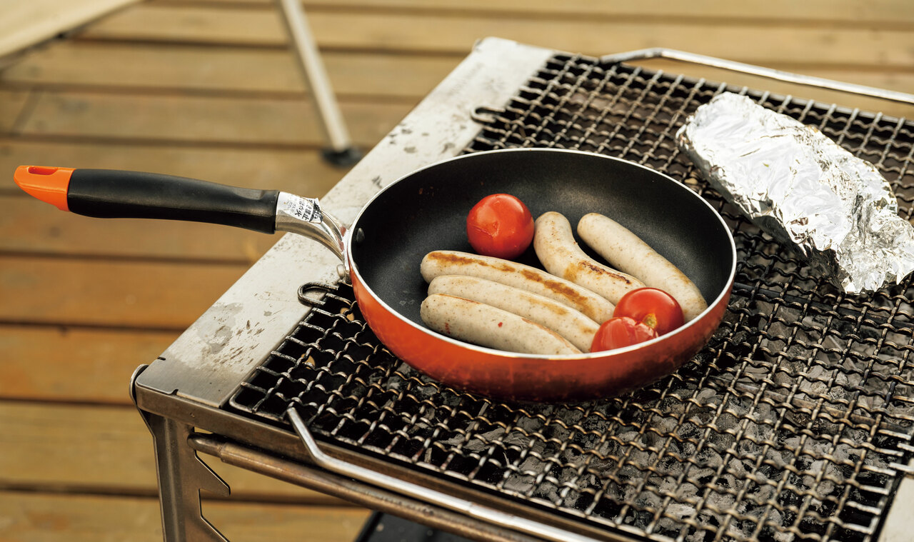 キャンプの醍醐味でもある焚き火を調理にも活用。