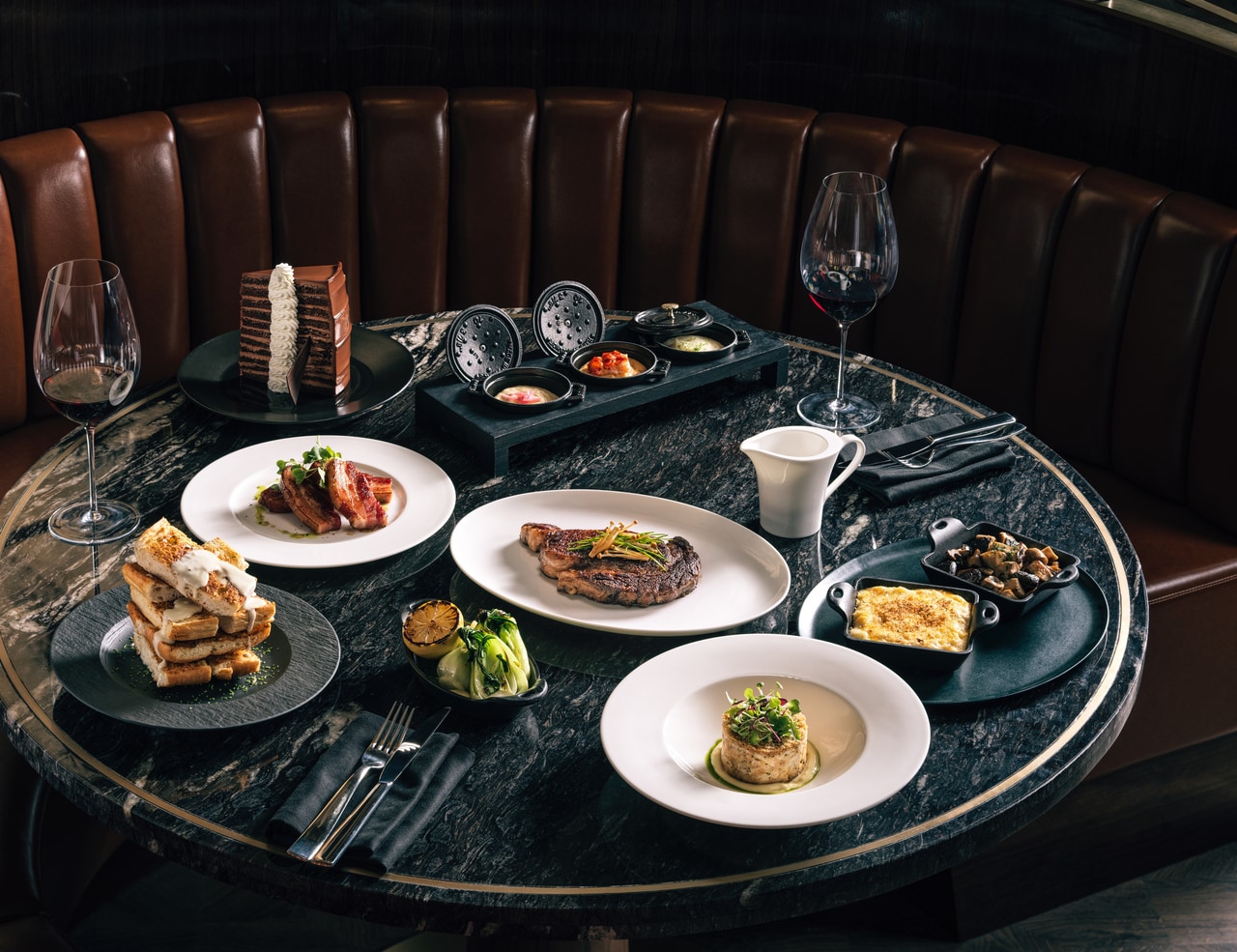 アラカルトはもちろん、2名セットなど人数やオケージョンに合わせて選べる多彩なコースも。