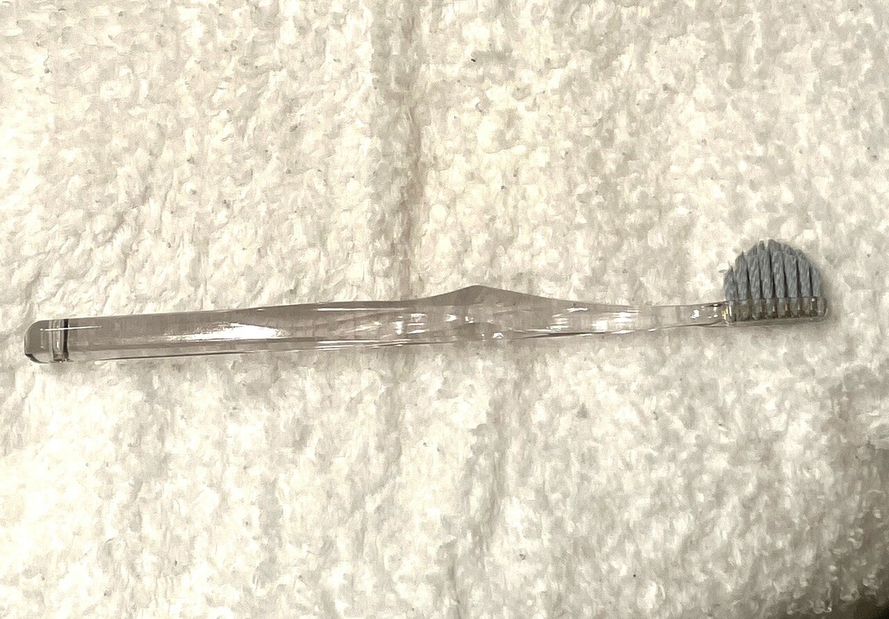 奇跡の歯ブラシ スパイラル クリアブラック おとな用 全長約17cm、ヘッド約2cm 730円／HaRENO