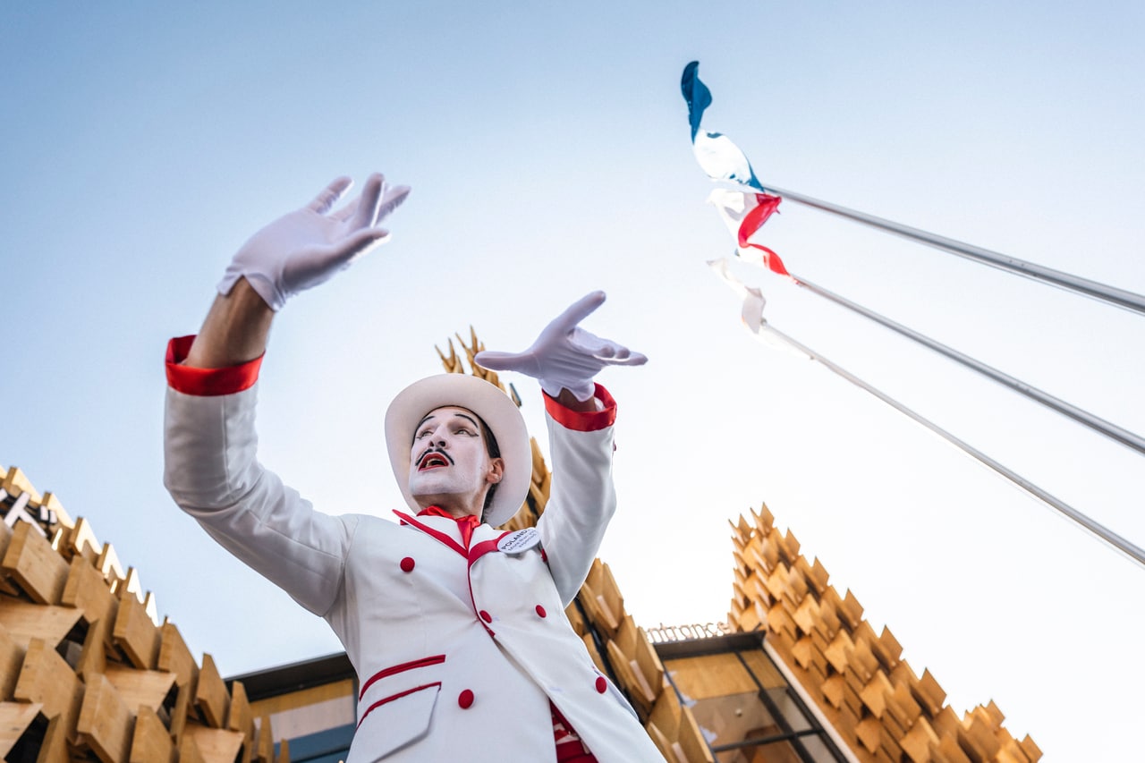 キュリー夫人は、1903年に放射線研究で女性初のノーベル物理学賞を、1911年にはノーベル化学賞を受賞した科学者。会場前では、ポーランド人パントマイマーが観客を魅了。