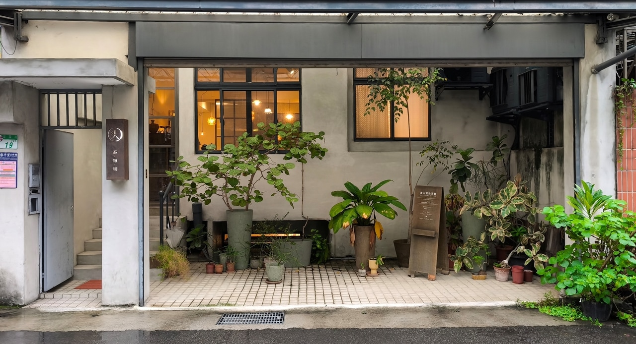 グリーンが置かれ、外観から心地よさが伝わってくる店。