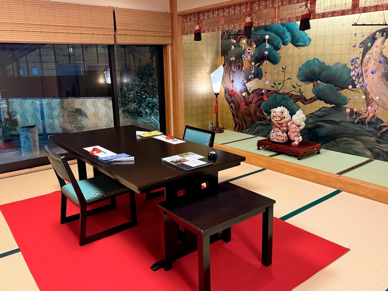 本館にある「たかちほ」。宴会場としても使うことができる広い部屋だ。床の間の障壁画も置物も見事。