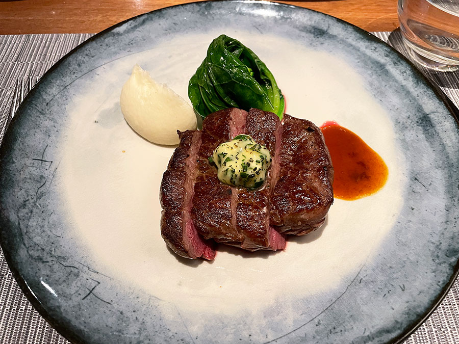 「美福乾式熟成牛排館 Fresh ＆ Aged Italian Steak House」では、肉の種類に合わせて最もおいしく味わえる具合にステーキを焼いてくれます。