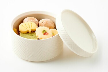 2023年【長崎県】手みやげ3選 波佐見焼の陶箱に入った贅沢クッキー 缶