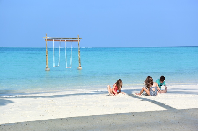 リゾート島には宿泊ゲストとスタッフしかいません。子供達も安心して遊んでいます。