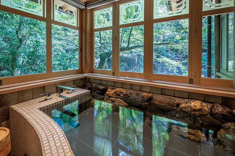 自然との一体感が味わえる「洗心亭」の内風呂。宮島では希少な若宮温泉はラドンを多く含む単純弱放射冷鉱泉で肌がツヤツヤに。