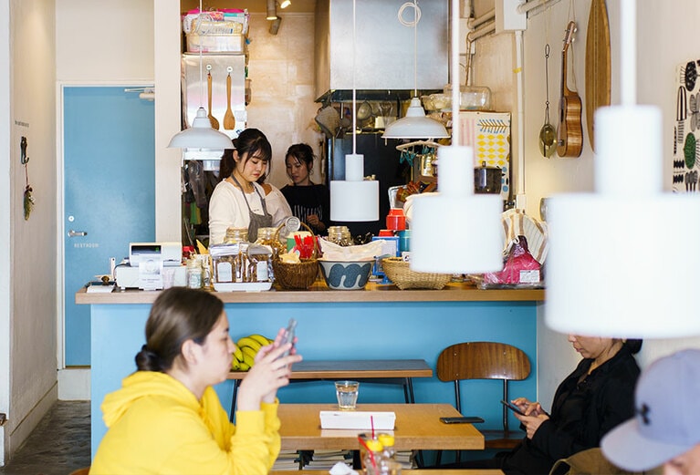 ブルーがアクセントの店内。＠C&C BREAKFAST OKINAWA