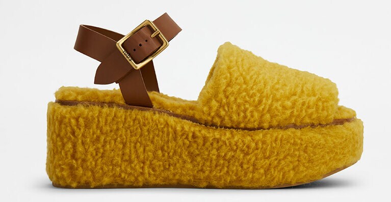 サンダル H7cm 全5色 (ピンク：三越伊勢丹限定色、ブルー：阪急うめだ限定色）各80,300 円／トッズ・ジャパン