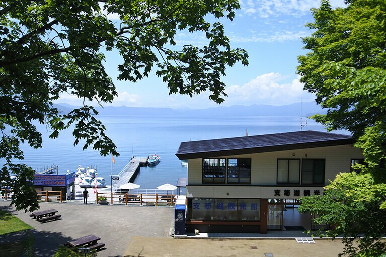 スワンボートや水中遊覧船など、いろんな楽しみ方ができます。