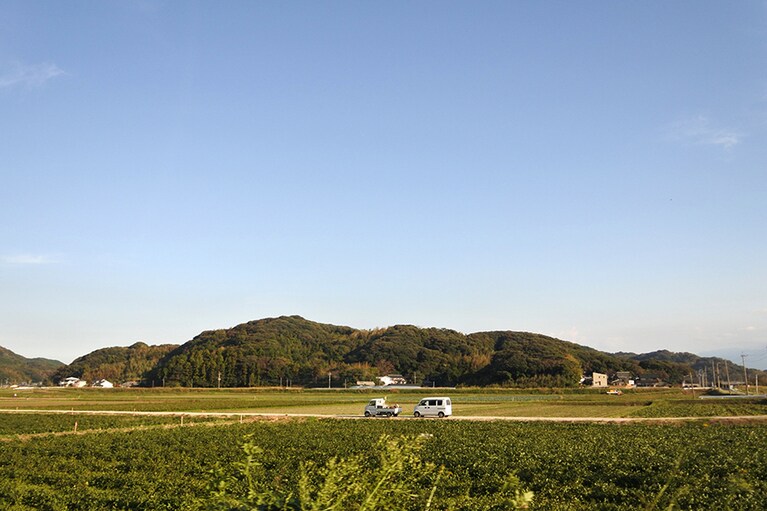 田んぼや畑ののどかな風景が広がる糸島平野。
