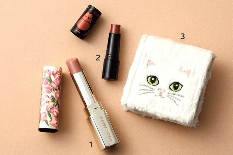 1：シアーリップス ハイドレーティング ティンティッドリップバーム 1 全4色 4,180円 (一部日本先行発売中、ほか2022/1/22発売)／ドルチェ＆ガッバーナ ビューティ 
2：ケイト ミニリップモンスター EX-1 全4色 880円［編集部調べ］(2022/1/22数量限定発売)／カネボウ化粧品 
3：ファーリー コンパクト 001 全2種 1,980円(2022/1/5限定発売)／ポール ＆ ジョー ボーテ