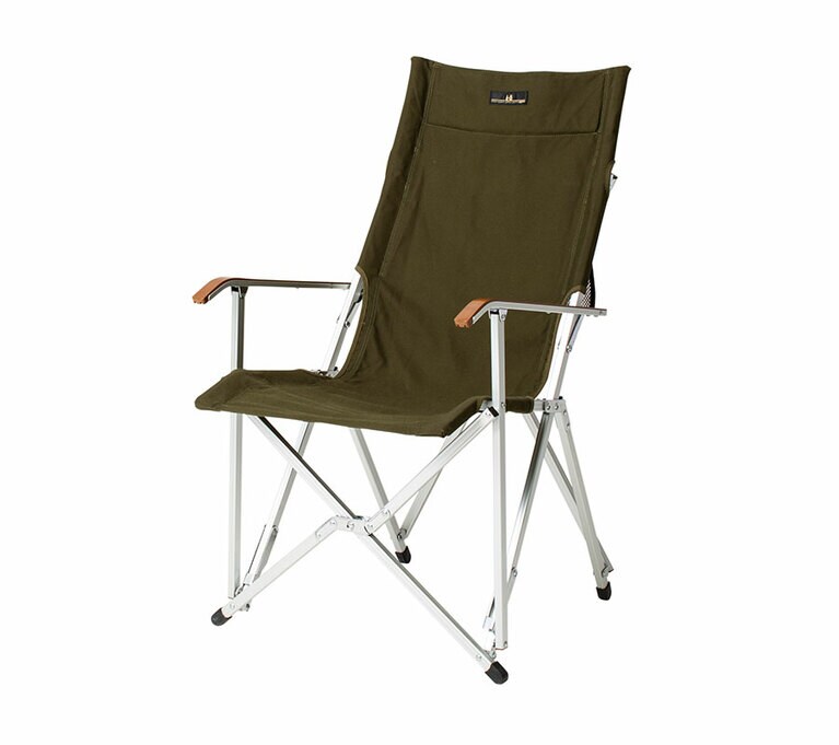 モノトーンベースの部屋には深みのあるカーキを。