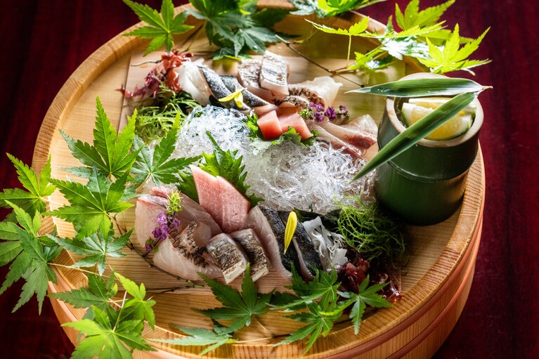 新鮮な海の幸がふんだんな会席料理コース。ぜひ大分の日本酒や焼酎とともに味わいたい。