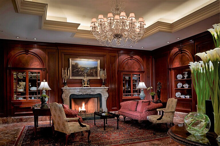 邸宅のようなインテリアが優雅なロビーエリア。