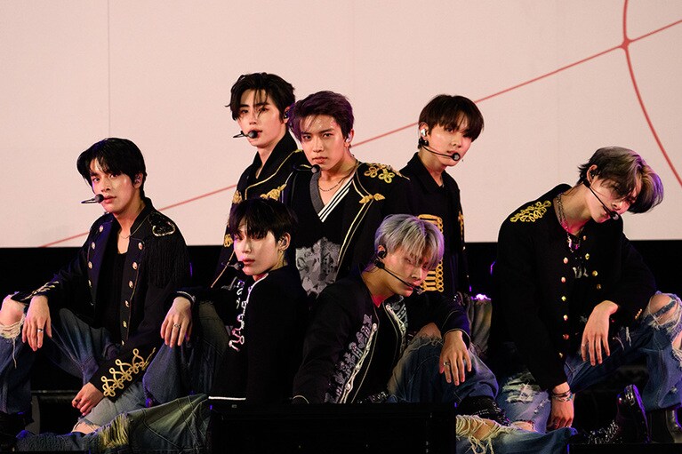 パフォーマンスを終えたENHYPEN