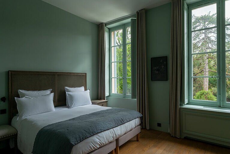 敷地内に4つの宿泊施設がある。写真はメインとなる館の2階の部屋。庭園の眺めに憩う。