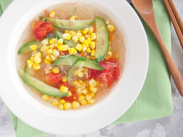 (5) 仕上げに塩で味を整えたら、トウモロコシの軸を取り出し、器に盛り付けて完成です。