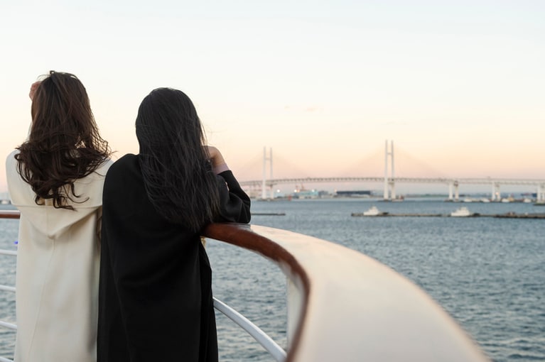 お部屋でくつろいだ後、船上デッキへ。夕暮れの港にかかる横浜ベイブリッジを眺めてうっとり。出港まであと1時間ほど。