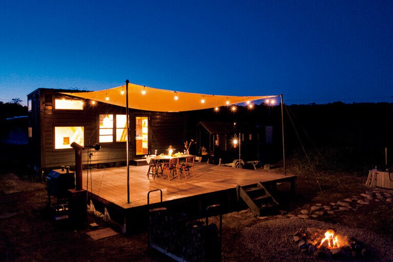 トレーラーハウスのウッドデッキ。リビング感覚でくつろげる。