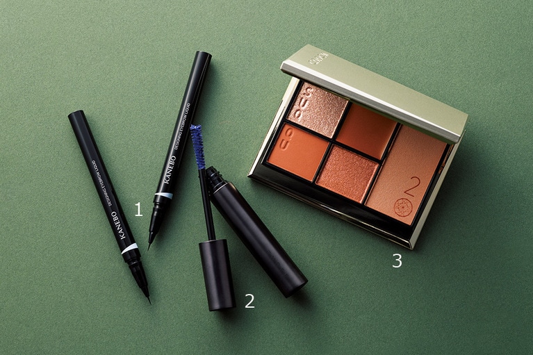 1：デザイニングアイブロウリクイド 全2色 各3,300円／カネボウインターナショナルDiv（2023/10/6発売） 
2：ワイズアイズパースペクティヴ マスカラ 04 4,400円／THREE 
3：20th アニバーサリー アイ＆ブラッシュ コンパクト 101 11,000円／SUQQU（2023/9/15限定発売）