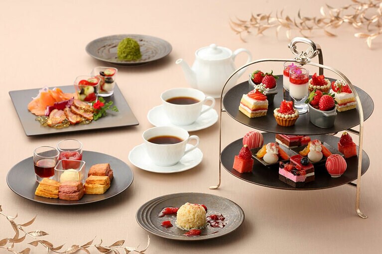 「ストロベリーアフタヌーンティー」料金：5,200円（税・サ込）、提供時間：15:30～17:00（90分制）、期間：2024年5月23日（木）まで　※前日15時までの予約制、2名より予約可。