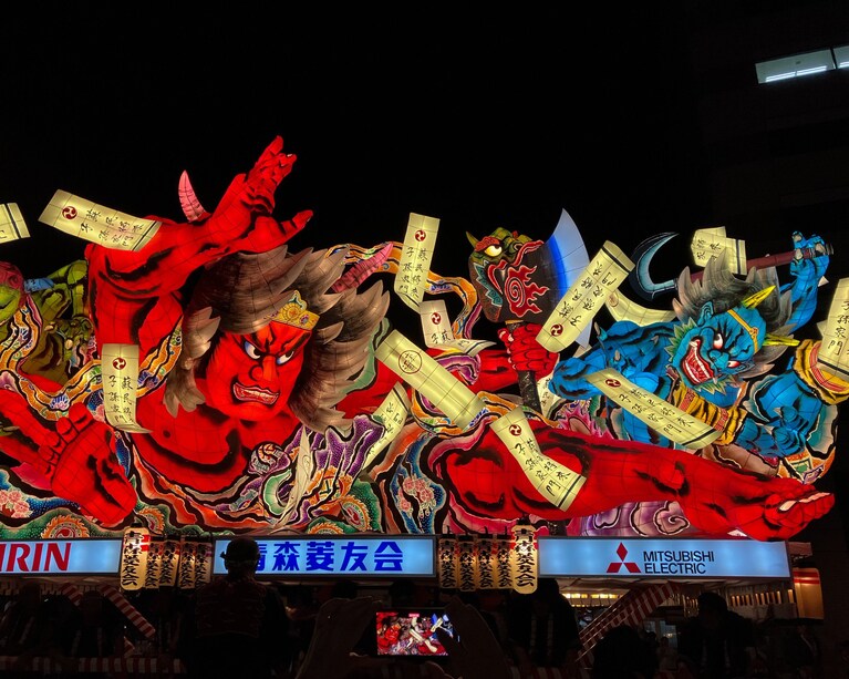 毎年8月2日〜7日まで開催される「青森ねぶた祭」など、インパクトのあるお祭りがおすすめ。写真：「青森ねぶた祭りOfficial」公式Xより。