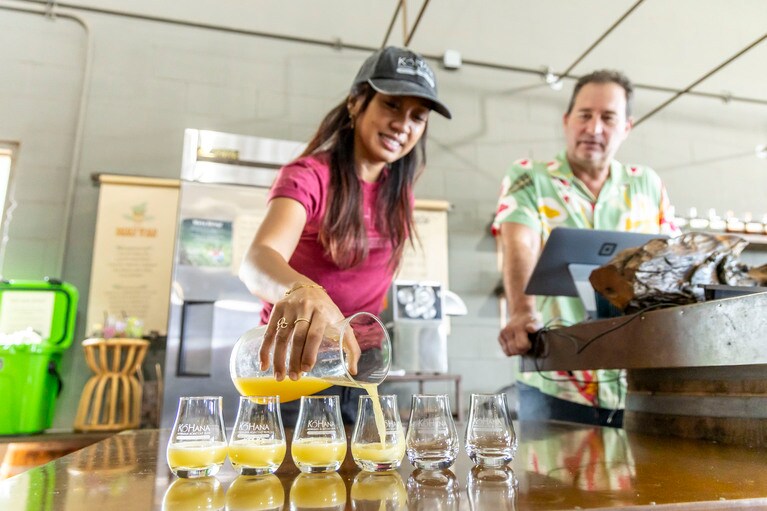 コハナラム蒸留所にて生さとうきびジュースの試飲。撮影／Akira Kumagai