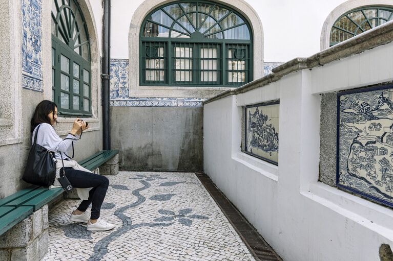 中心地「セナド広場」の向かいにある「市政署」。ひと休みできる中庭には、マカオ最古のアズレージョが。