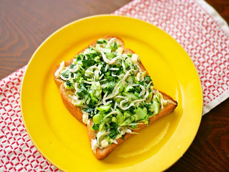 「小松菜としらすのトースト」。