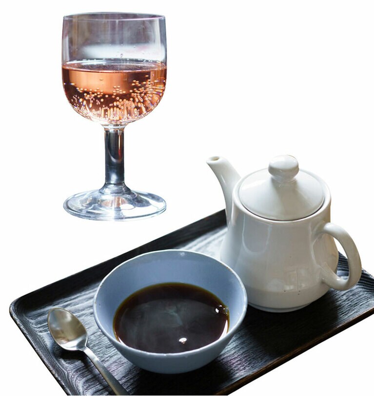 上：日替わりグラスワイン600円～。この日はリオハのロゼ。下：マンデリン・浅煎り650円。澄み切った滋味と、瞑想を誘うような長～く陰翳ある余韻が、異次元の知覚体験に。