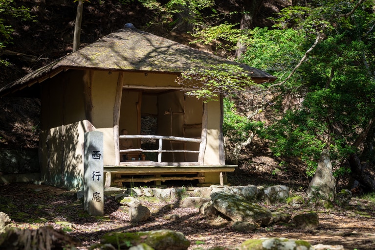 西行法師が住んでいたとされる庵。西行法師は平安末期の歌人で、『新古今和歌集』の歌人の一人としても知られる。