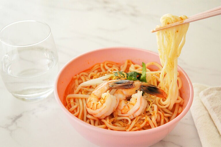 袋の指示どおりに麺をゆで、スープを注いだら、具をトッピングして完成。細麺なので、つるっとしたのどごしも楽しめる。