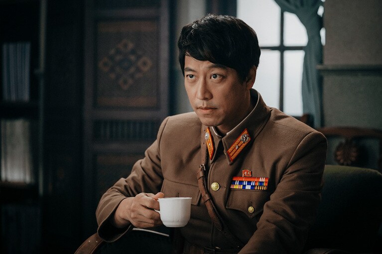 ジョンヒョクと対立する保衛部少佐のチョ・チョルガン(Netflixオリジナルシリーズ「愛の不時着」独占配信中)