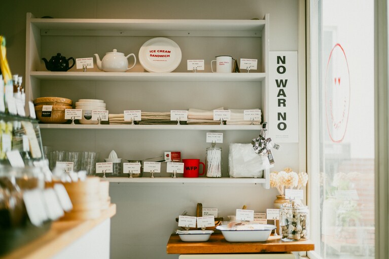 オリジナルの雑貨ほか、選りすぐりのキッチンウエアを取り揃える。