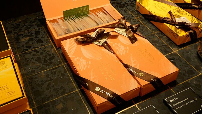 ドライマンゴーやドライパイナップルにチョコをコーティングしたものも人気。パッケージも素敵。