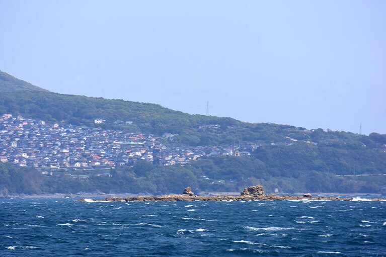 かつて700名が暮らし、病院や学校もあった横島。今は沈下して岩礁に。