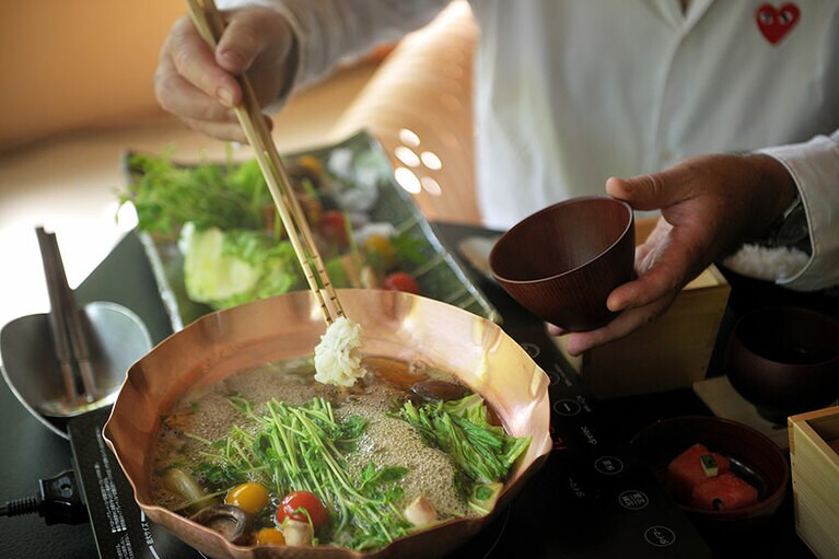 ハモのしゃぶしゃぶを楽しむ。